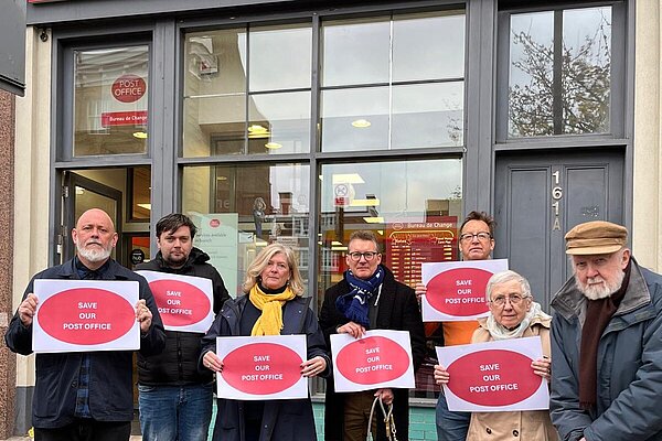 Photo of Lib Dem campaigners outside upper street post office 